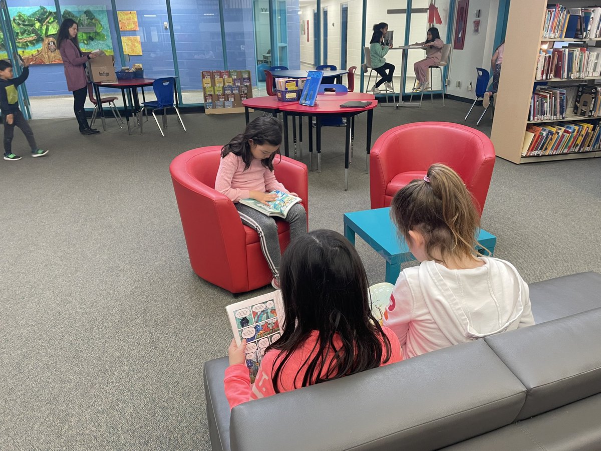 MarkMcEnery's tweet photo. My students really enjoy their library time each week. I love to see them so engaged with their reading. @JohnApostleOCSB https://t.co/xPltuZD6aP
