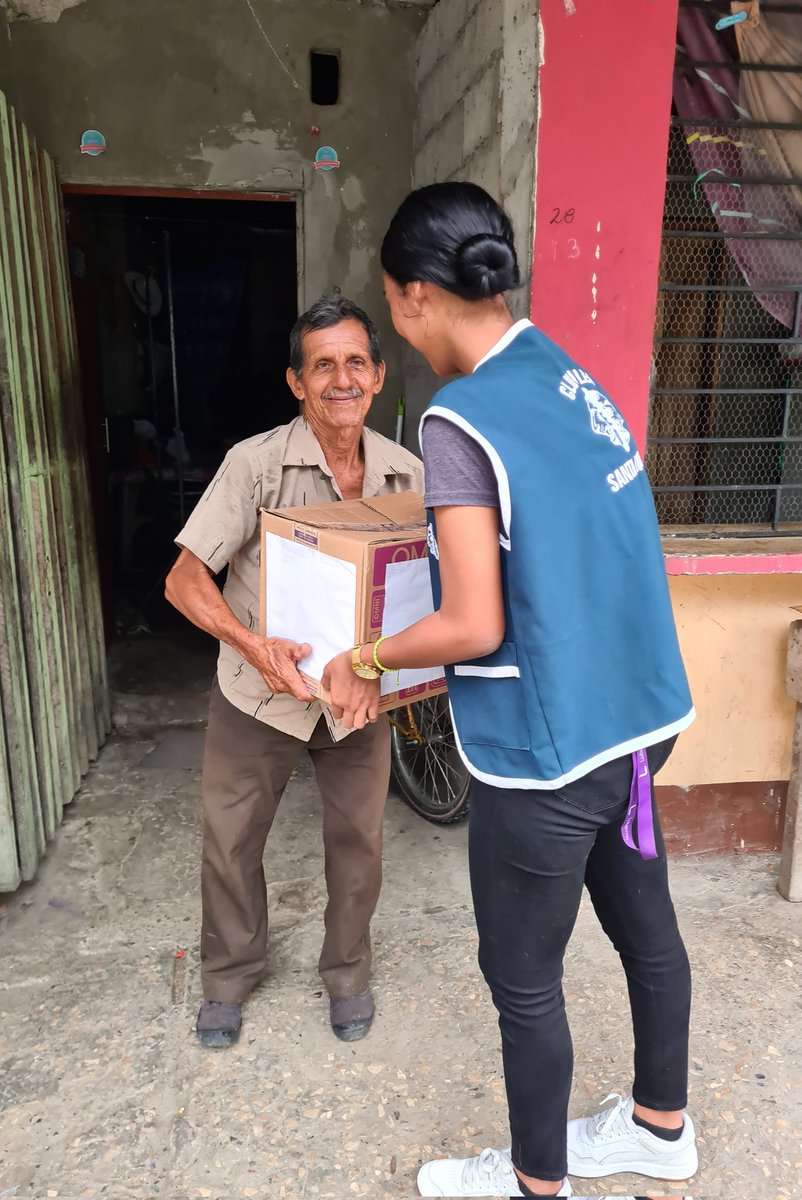 LeosSantaLucia's tweet photo. "Ayudando con Amor" 💛

Ejecutando nuestro proyecto de ayuda a Familias en nuestro Cantón 👨‍👩‍👧‍👦🇱🇹 se realiza la entrega de una canasta con cíveres, alimentos a la familia del señor Julio Briones, conocido vendedor ambulante de naranjas 🍊

#leoclubsantalucia #clubdeleonessantalucia https://t.co/xcYEBozY7i