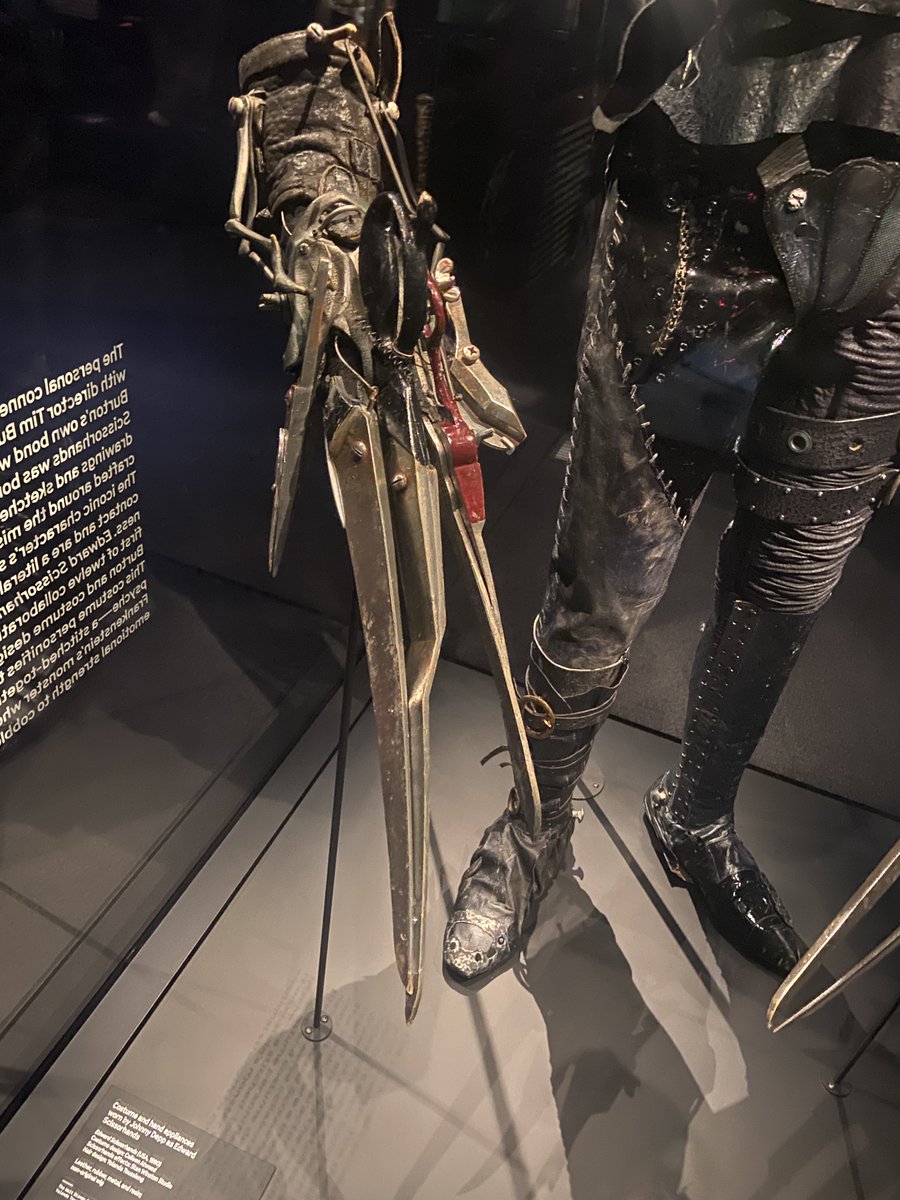 kiyasu's tweet image. ティムバートン紀行（１）

シザーハンズのハサミを接写してみました！
この衣装。見れば見るほど細かい！

#EdwardScissorhands #AcademyMuseum