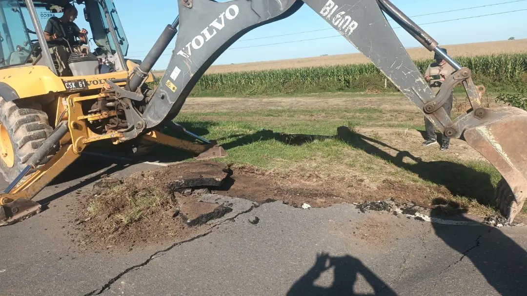 VialidadBA's tweet photo. 🔘 San Antonio de Areco
🚩 Acceso a Villa Lía por #RP41
🚧 Esta mañana, personal de la Zona Vial I Arrecifes, Zona Vial II Morón, área de Emergencias y Riegos de Vialidad y empleados del municipio, trabajaron en una alcantarilla que había colapsado.
✅️ Tránsito habilitado. https://t.co/LPn7y8D1gs