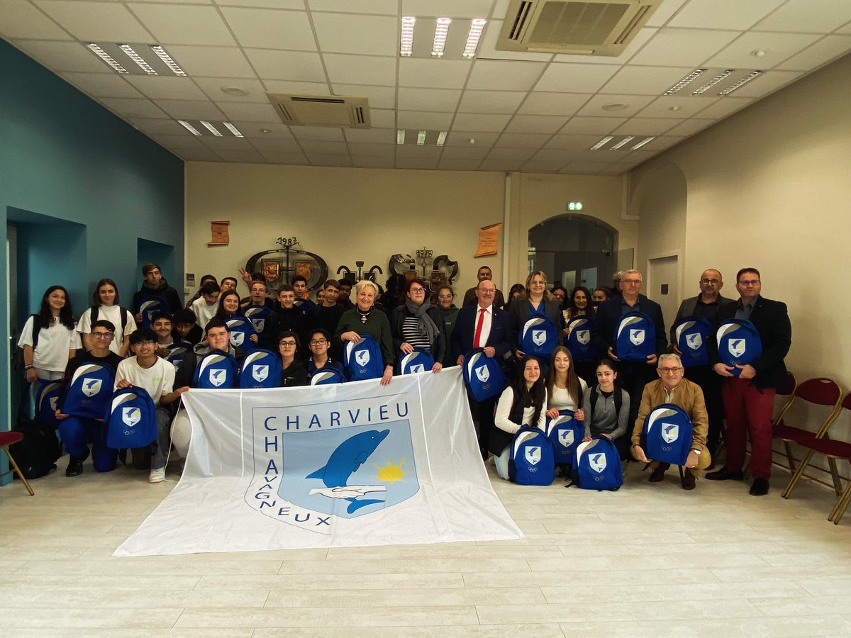 🎒🇬🇷 Aujourd’hui les élèves de 3ème ont été reçus en mairie afin de se voir offrir un sac à dos qui les accompagnera lors de leur voyage en Grèce. 

⏰ Départ prévu tôt samedi 6/04 et ces sacs seront leur bagage cabine. 

Un grand merci <a href="/CharvieuOficiel/">Charvieu Chavagneux</a> 

<a href="/acgrenoble/">Académie de Grenoble</a> <a href="/CDIsere/">Isère</a>