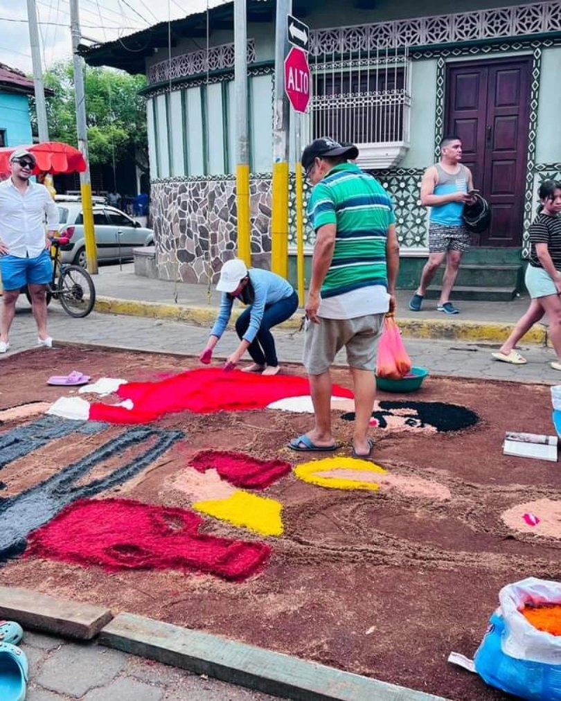 DiarioNacional9's tweet photo. Este Viernes Santo, las calles de Sutiaba se engalanan con vibrantes colores para celebrar la tradicional visita a las alfombras pasionarias.

#Sutiaba #león #ViernesSanto https://t.co/HhnMkqObx2