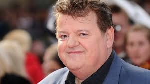 Tal día como hoy del año 1950 nació Robbie Coltrane, un talentoso actor escocés conocido por su papel en la saga de 'Harry Potter' como Rubeus Hagrid. 🧙‍♂️

Su carisma y versatilidad lo han convertido en un favorito del público en todo el mundo. 🌟 

#RobbieColtrane