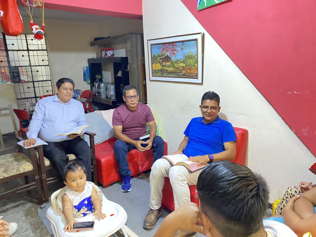 El líder de la Iglesia Adventista para el norte de 🇵🇪, el <a href="/PrMontalvan/">Pr. Daniel Montalvan</a>, visitó a la familia Castope Hoyos en la ciudad de 📍Trujillo. Fue una tarde misionera en la que Karla cerró su decisión de ser bautizada el sábado en la IASD San Andrés. #SemanaSanta #LaÚltimaVictoria