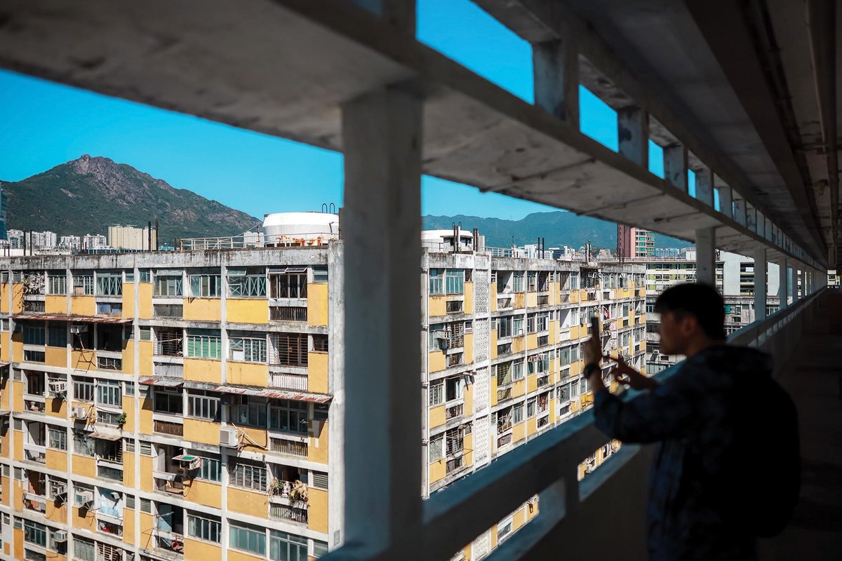 ChinaDailyAsia's tweet image. A fire in #Kowloon’s #ShekKipMei in 1953 led to housing reforms in #HongKong. Tai Hang Sai Estate, the last private tenement, closed recently, relocating over 2,500 residents. #ChinaDaily’s photographer Andy Chong captured the estate's remnants.
buff.ly/3VILcZY
