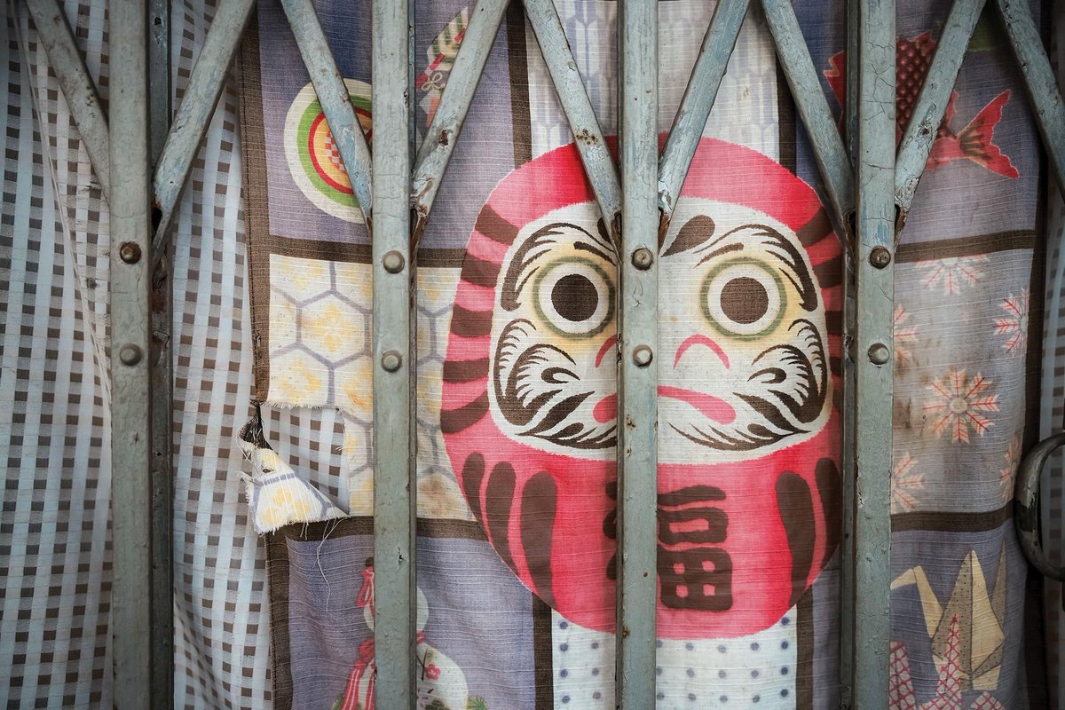 ChinaDailyAsia's tweet image. A fire in #Kowloon’s #ShekKipMei in 1953 led to housing reforms in #HongKong. Tai Hang Sai Estate, the last private tenement, closed recently, relocating over 2,500 residents. #ChinaDaily’s photographer Andy Chong captured the estate's remnants.
buff.ly/3VILcZY