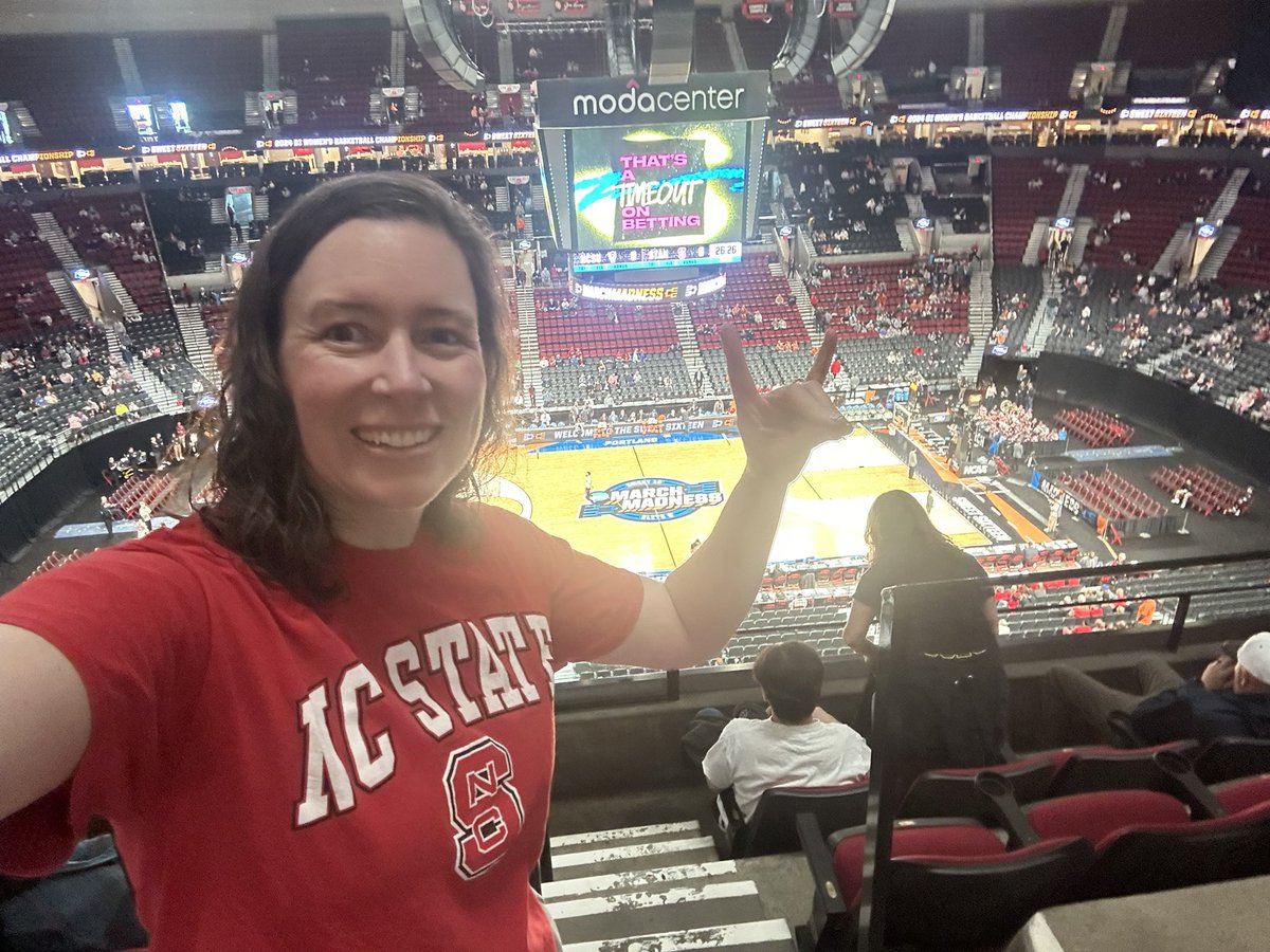 EvelynShoop's tweet image. #MMSelfie Let’s go, Pack! #NCAAW