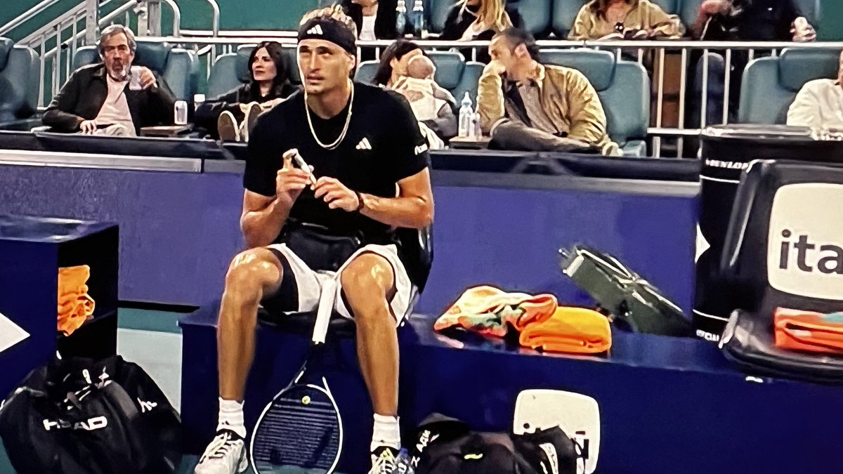 Y aquí, en medio de las semifinales del #MiamiOpen, <a href="/AlexZverev/">Alexander Zverev</a>, en vivo y en directo, hace lo que más de 8 millones de personas con #diabetestipo1 en el mundo hacemos a diario (y varias veces): inyectarse una dosis de insulina. 
#typeonediabetes