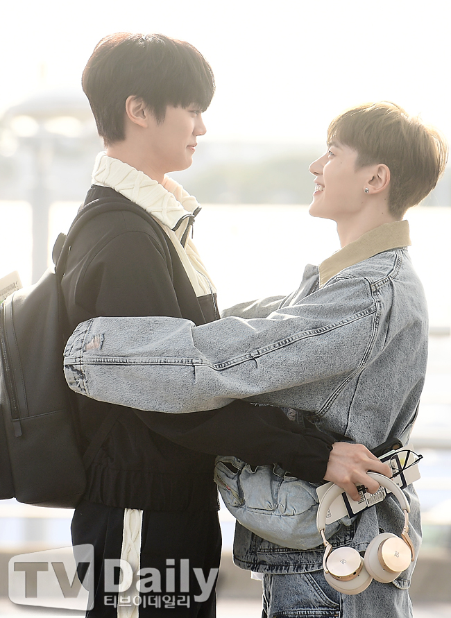 itoseok's tweet photo. matthew and gyuvin doing a hugging pose for the reporters lmao i love kkyutez https://t.co/JyU5cwPlfz