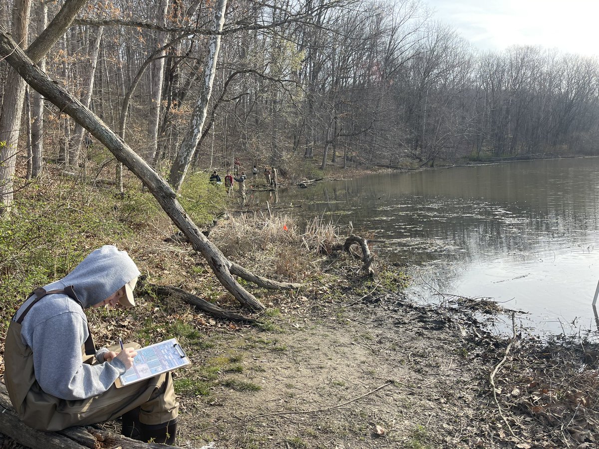IULimnologyLab's tweet photo. #fieldlabfriday the best day of the week @IUONeill learning @EPAwater NLA shoreline habitat assessment methods https://t.co/Se8VmoyJdp