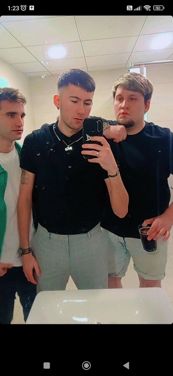MrGotze10's tweet photo. Fotito de hoy con los pibes #Ashee😎 https://t.co/RbIOh4dOyv