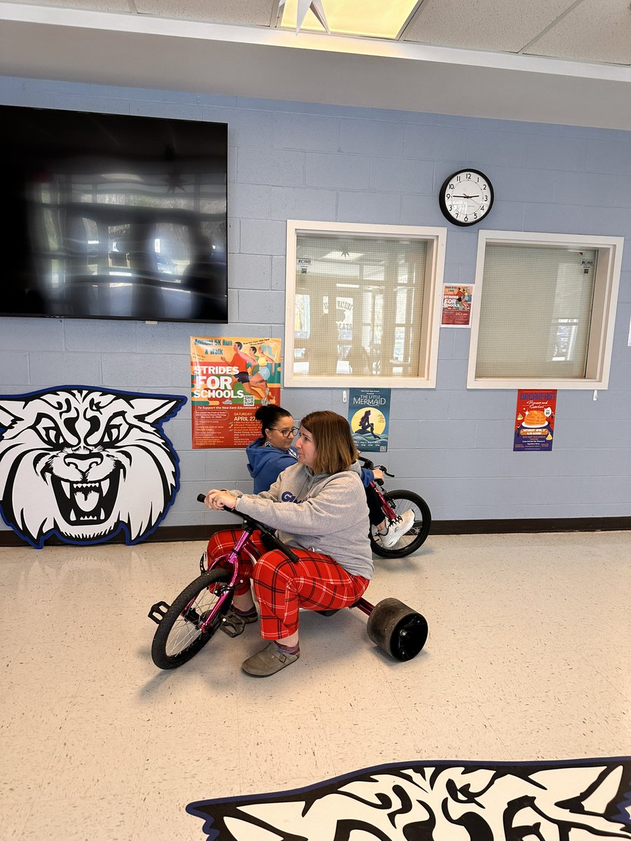 bjnichols's tweet photo. You never know what you will see coming through the door @gweswildcats. This is what I saw on the Friday before break. #TeamNewKent https://t.co/nzf9cBcLzP