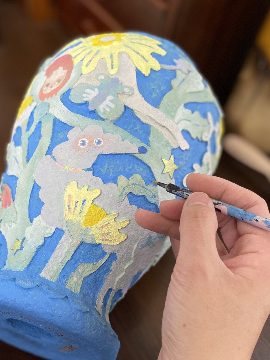 etoreina's tweet photo. 今回の展示では花瓶の形のオブジェも制作しました。
絵画作品と同様に絵の具で立体的にして、木彫りのレリーフの様なイメージで作りました🌼 https://t.co/kHNy6t5Fuy