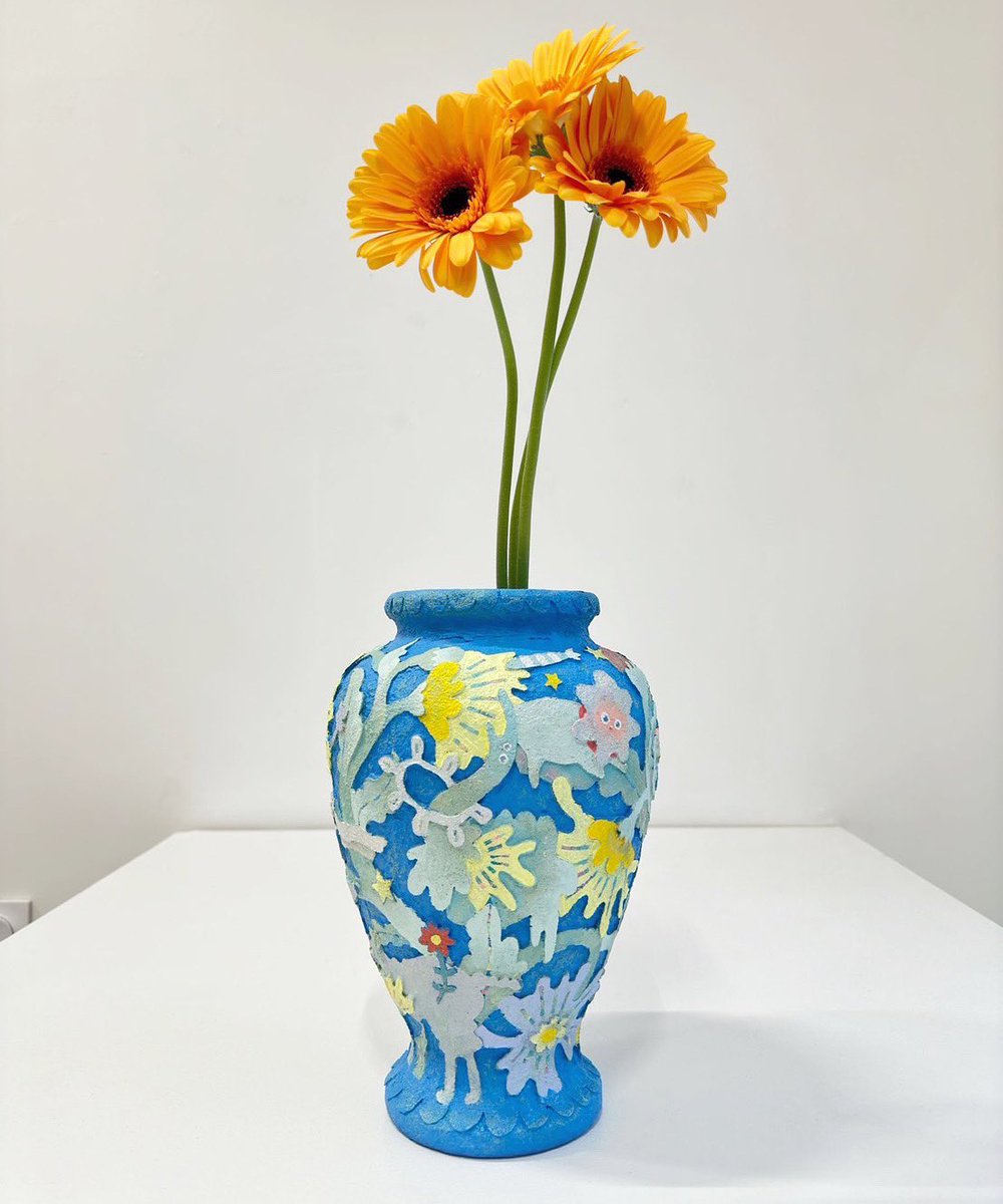 etoreina's tweet photo. 今回の展示では花瓶の形のオブジェも制作しました。
絵画作品と同様に絵の具で立体的にして、木彫りのレリーフの様なイメージで作りました🌼 https://t.co/kHNy6t5Fuy