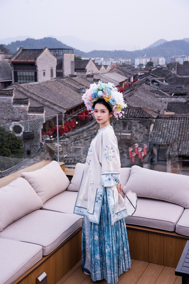 当簪花遇上了千年台州府城，让岁月，变得那么美丽，人生总是那么精彩，一阵凋零，一阵错过。 https://t.co/huWdzyIL6H
