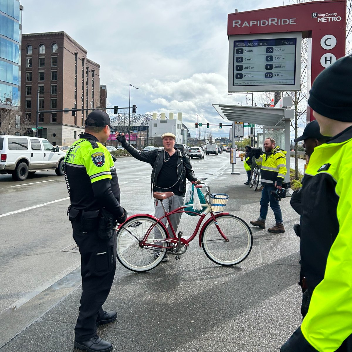 KingCountyMetro's tweet image. 🔍 Spotted: Metro rider with the coolest bike hanging out with some of our cool transit security.

#BikingKingCounty #PublicTransit #TransitSecurity
