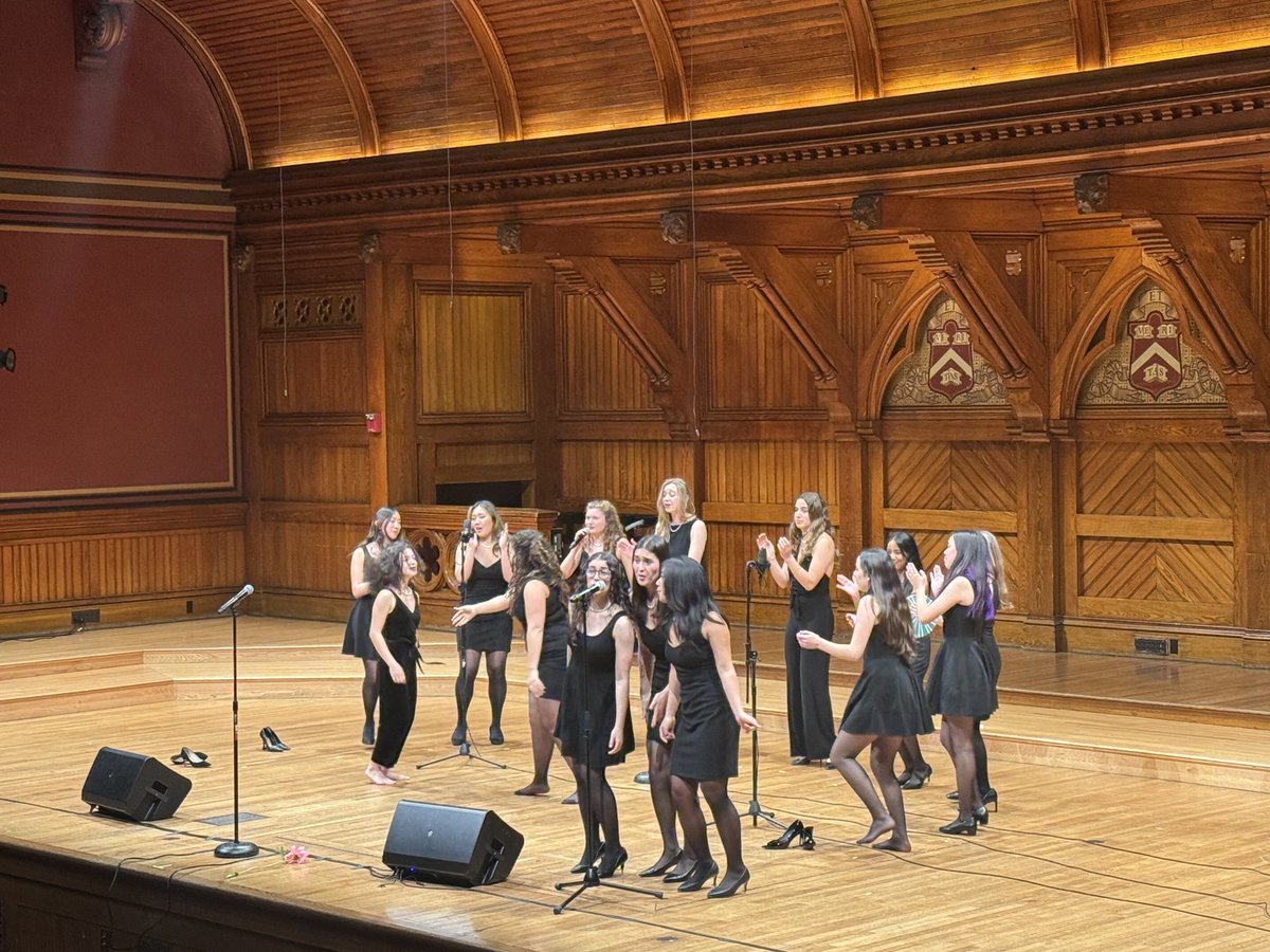 The @radcliffepitches storm the stage ⁦@harvardarts⁩