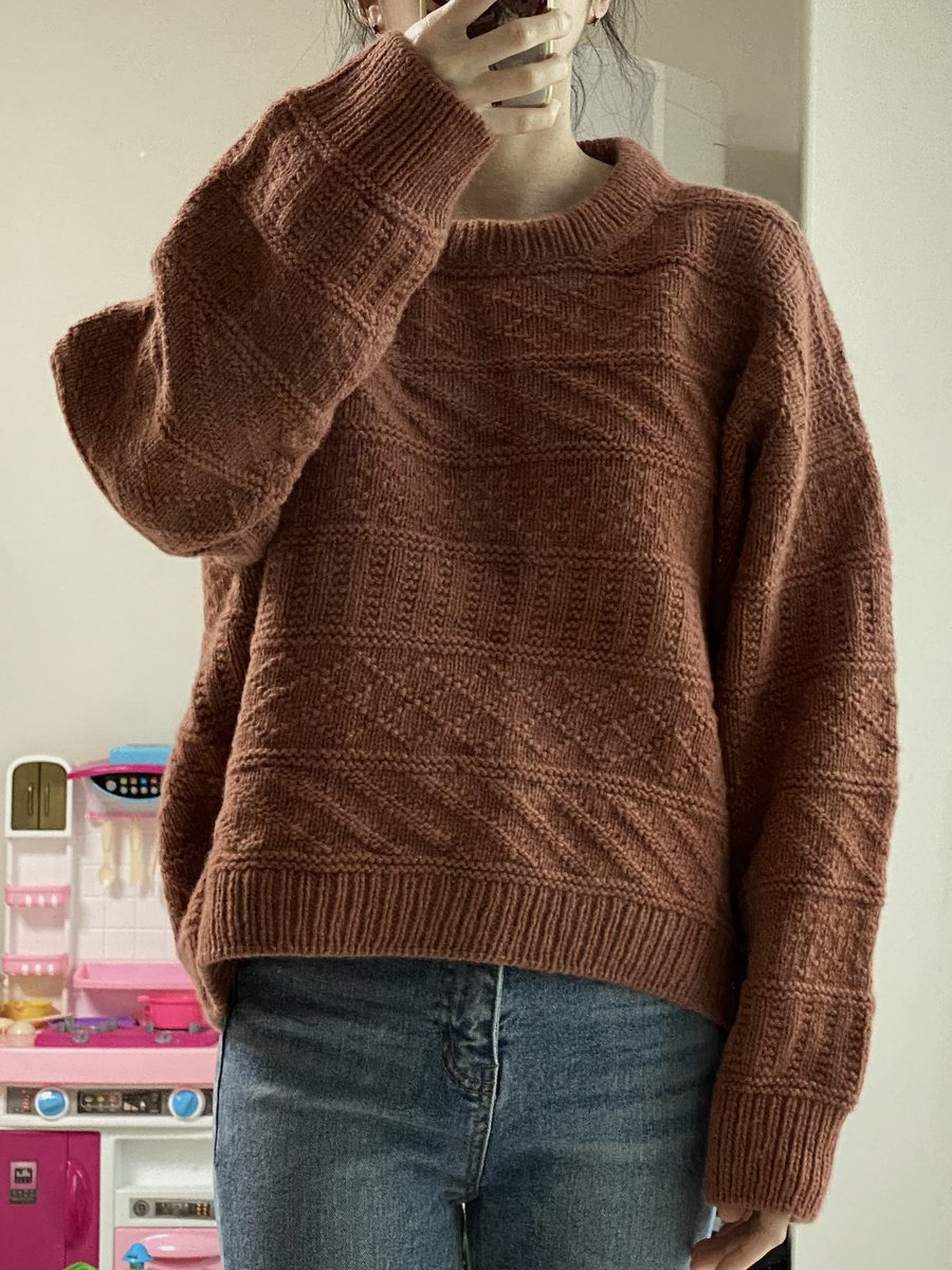 knittingmango's tweet image. 스톰스웨터🌪️
2023.12.21-2024.03.21 
오래도 걸렸다🫠 중간에 아예 손 못댄게 거진 두 달 가까이… 이번에는 또 품이 너무 커서 옆이 많이 구겨지지만 큼직하니 떠서 마음에 든다🌝