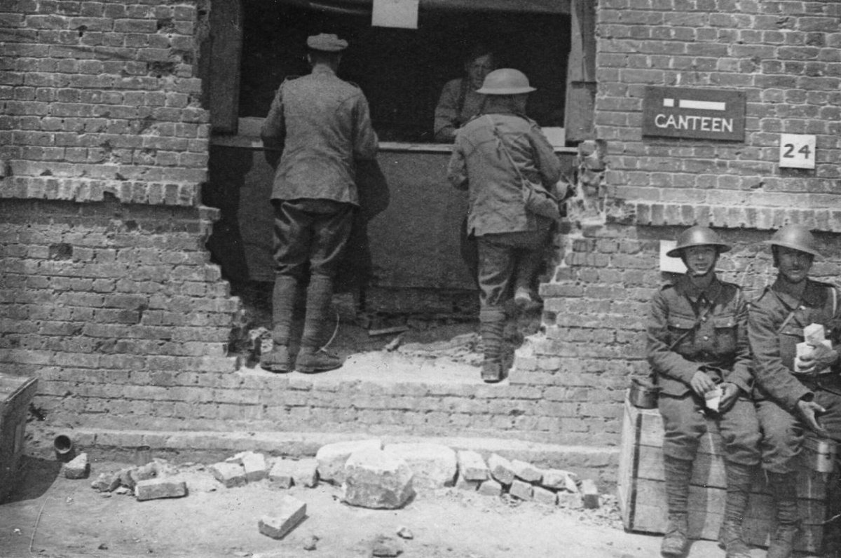 A wait for the Canteen on the Western Front.
[John Warwick Brooke]. @TheWFA