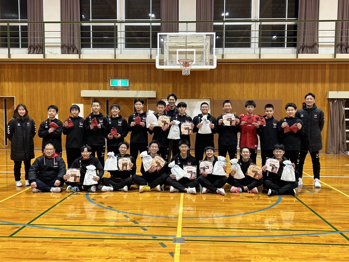 tanechan23's tweet photo. 沢山の応援ありがとうございました📣
自分の余裕のなさ経験の無さを感じた大会でした。
全力で取り組んだ選手たちを誇りに思います。
振り返ると子供たちに成長させてもらった1年間でした！
4月からまた頑張ります💪

#富山グラウジーズ
#チャンピオンシップ
#U 15
#一枚目良い写真なのに私の顔よ笑 https://t.co/R5qbZrZeFi