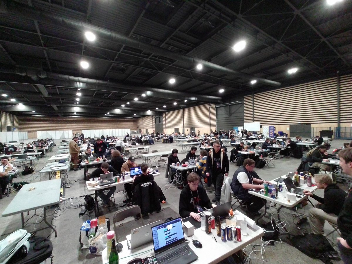 hacksecur_'s tweet image. 2h du matin et toujours autant de motivation durant le #HSR 2024 @hacksecur_