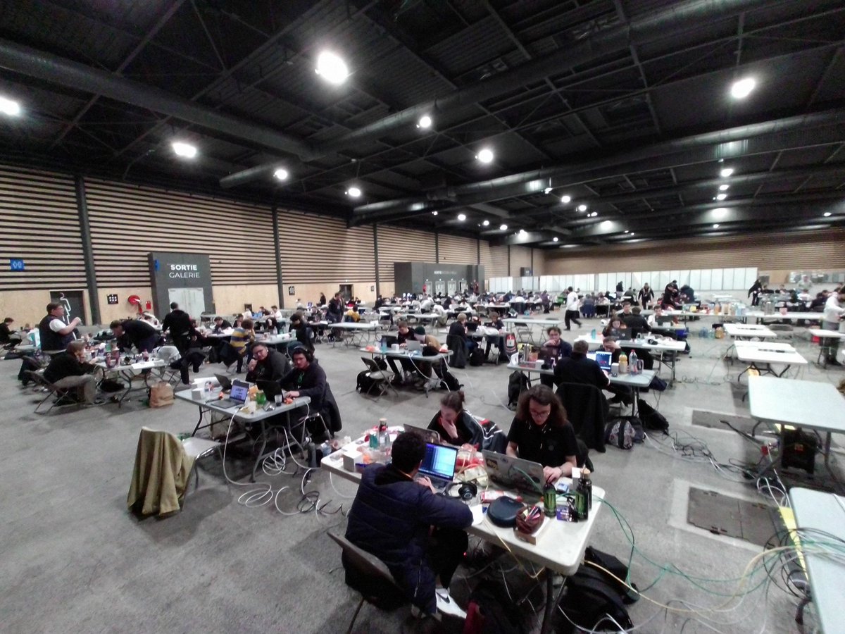 hacksecur_'s tweet image. 2h du matin et toujours autant de motivation durant le #HSR 2024 @hacksecur_