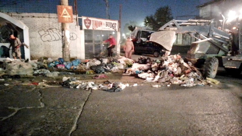 SecServiciosPub's tweet image. 🌿🚜 Limpieza y recolección en marcha:

Nuestro equipo de la Secretaría realizó el retiro de montículos de ramas y basura en diversos puntos de Ing. Budge.

@fotermin @martinchoren_
@JulioCRiquelme2 @gabrielgagolmz Julio Chamorro @MarielaGomez_M

#Budge #LomasEsEnEquipo