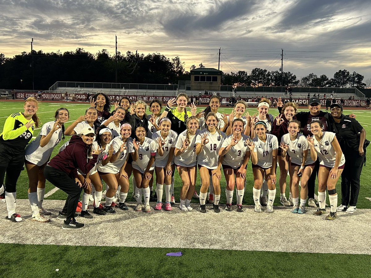 On to the 3rd round! Lady Oilers win with a goal from @emmammerritt assist by @T25N_TRIN . Proud of this group for grinding out the win!