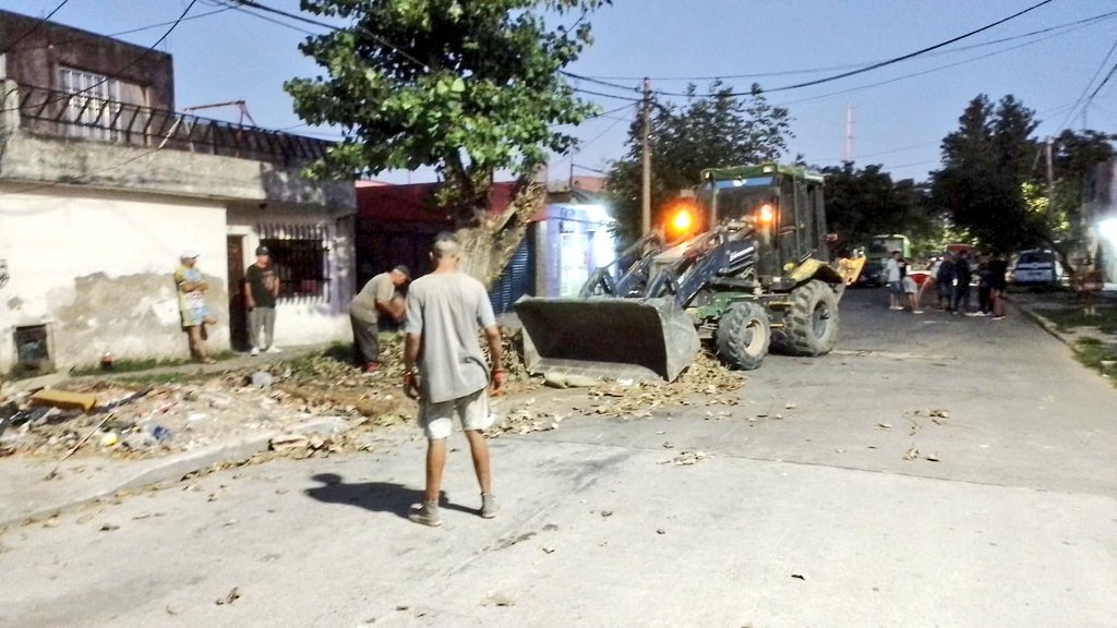 SecServiciosPub's tweet image. 🌿🚜 Limpieza y recolección en marcha:

Nuestro equipo de la Secretaría realizó el retiro de montículos de ramas y basura en diversos puntos de Ing. Budge.

@fotermin @martinchoren_
@JulioCRiquelme2 @gabrielgagolmz Julio Chamorro @MarielaGomez_M

#Budge #LomasEsEnEquipo