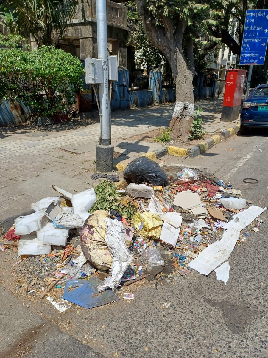 @mybmcWardFN Kindly pick debris & garbage at Corner of Kharegat, Dr. Babasaheb Ambedkar Road, Matunga-19 Below BEST light poll BAK /36.The footpath & road has now become public garbage dumping space in a narrow lane blocking entire footpath #Ward177 #Matunga