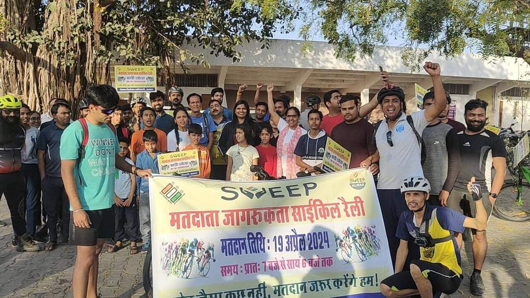 DEO_Alwar's tweet photo. #SVEEP नोडल अधिकारी CEO ZP @vermapratibhaa  ने कम्पनी बाग से साइकिल रैली को हरी झंडी दिखाकर रवाना किया और स्वयं भी साइकिल रैली में शामिल हुई। रैली इंदिरा गांधी स्टेडियम पर जाकर सम्पन्न हुई। उन्होंने प्रतिभागियों को प्रमाण-पत्र वितरित किये।
#CycleRally @CeoRajasthan @ECISVEEP https://t.co/3xzaz4cuvv