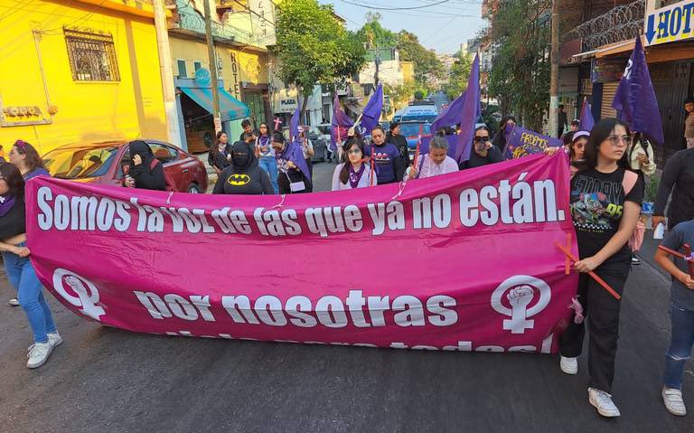 @EvelynSalgadoP Mientras tanto, feministas marchan en Iguala, Chilpancingo y Taxco en el estado de Guerrero exigiendo #JusticiaParaCamila