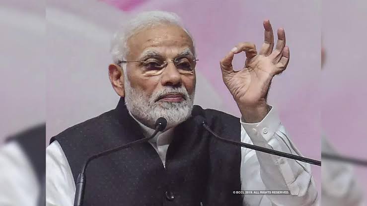 Vishnu45_'s tweet photo. @svembu Modi slashed Corporate Tax (₹1 Lakh Crore/yr).

Under UPA, 1 USD = ₹59, now ₹83.3

Srithar Vembu supports Modi for corporate tax cuts &amp; rupee depreciation. While he gains, We lose our LPG subsidy. Our opposition stands firm #NoModiAgain https://t.co/X64J5Pmqb8