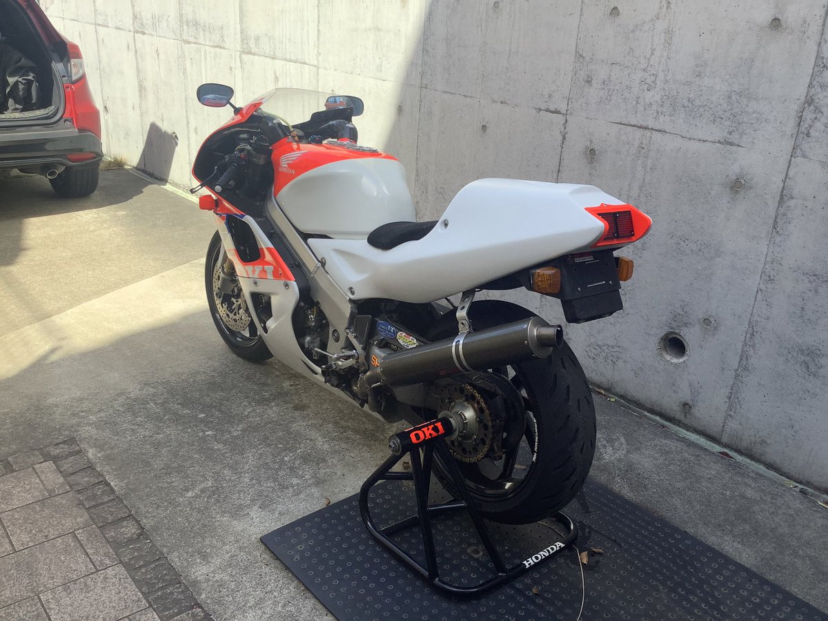 HondaV4BikeFan's tweet image. 今日は暖かいのでツーリングや花見🌸が多そうですね
バイクのかた気をつけて楽しんで下さい！

私は湿気取りを兼ねてシートの最終確認

さてアッパーに取り掛かりますかね

#1992RVF750
#RC45