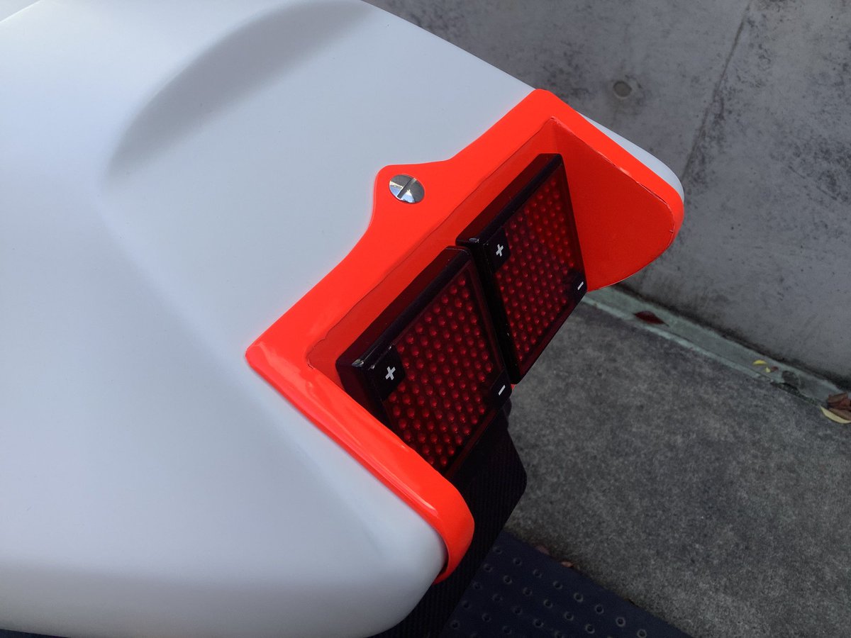 HondaV4BikeFan's tweet image. 今日は暖かいのでツーリングや花見🌸が多そうですね
バイクのかた気をつけて楽しんで下さい！

私は湿気取りを兼ねてシートの最終確認

さてアッパーに取り掛かりますかね

#1992RVF750
#RC45