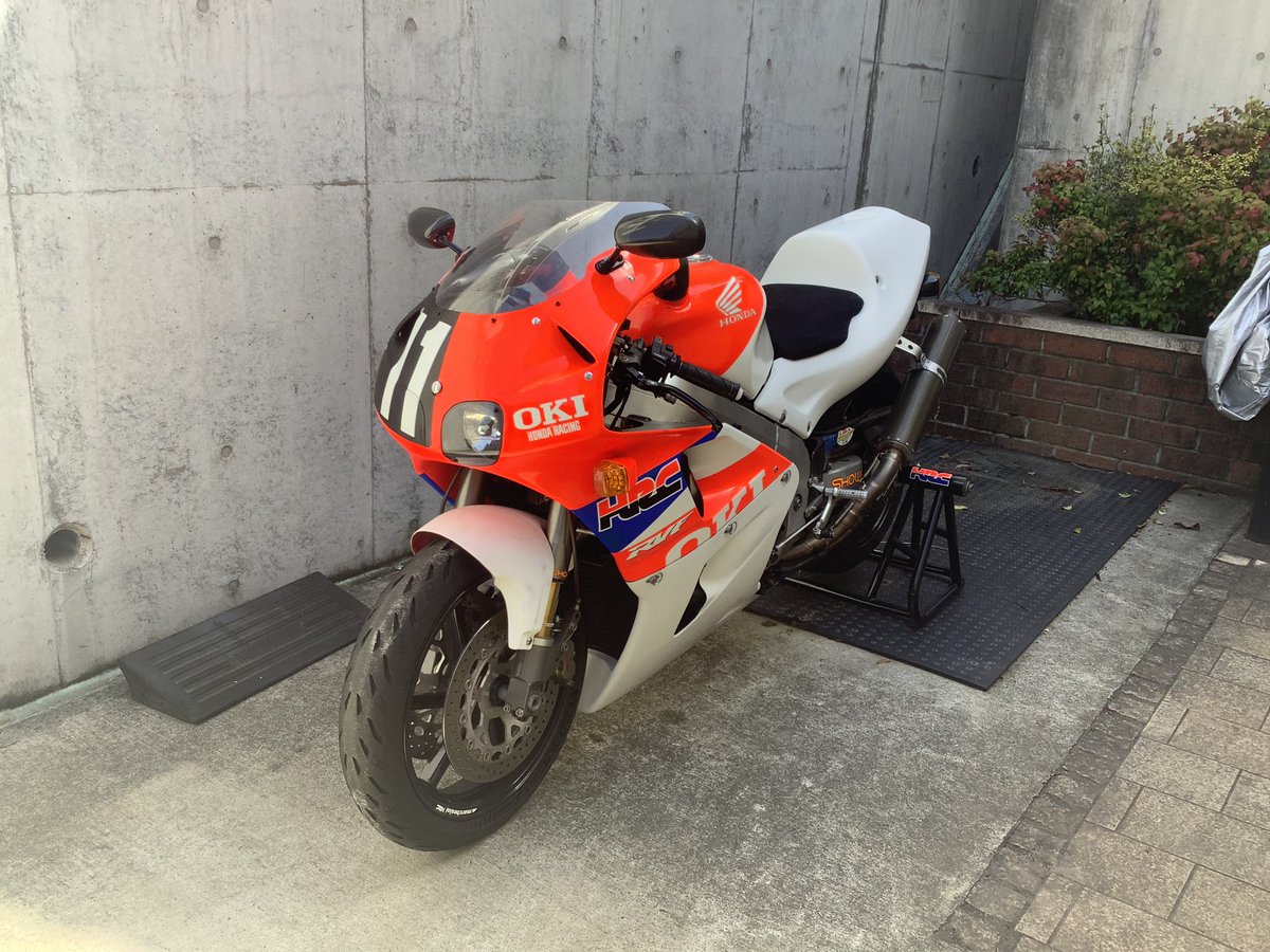 HondaV4BikeFan's tweet image. 今日は暖かいのでツーリングや花見🌸が多そうですね
バイクのかた気をつけて楽しんで下さい！

私は湿気取りを兼ねてシートの最終確認

さてアッパーに取り掛かりますかね

#1992RVF750
#RC45