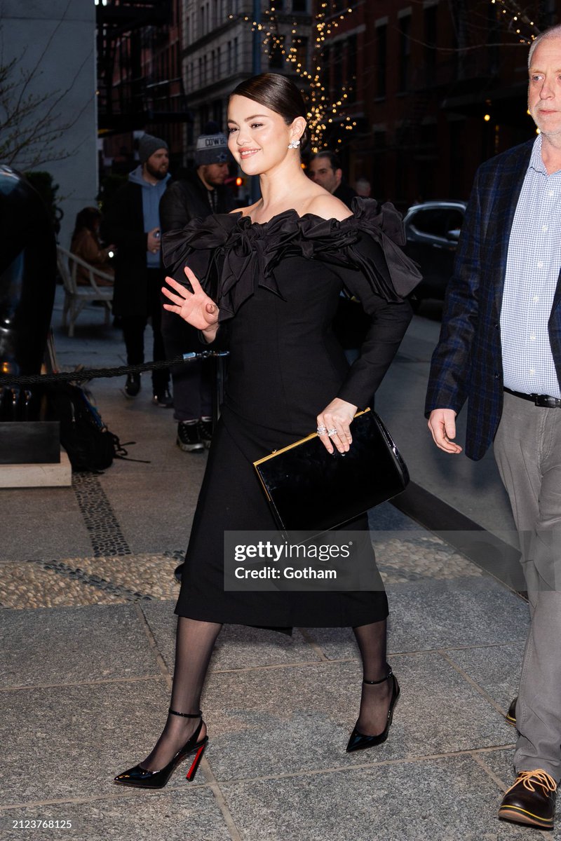 selenaecumedia5's tweet photo. Selena Gomez in SoHo in New York City [March 29].

Selena Gomez en el SoHo en ciudad de Nueva York [Marzo 29]. https://t.co/LYz5KE5nDt