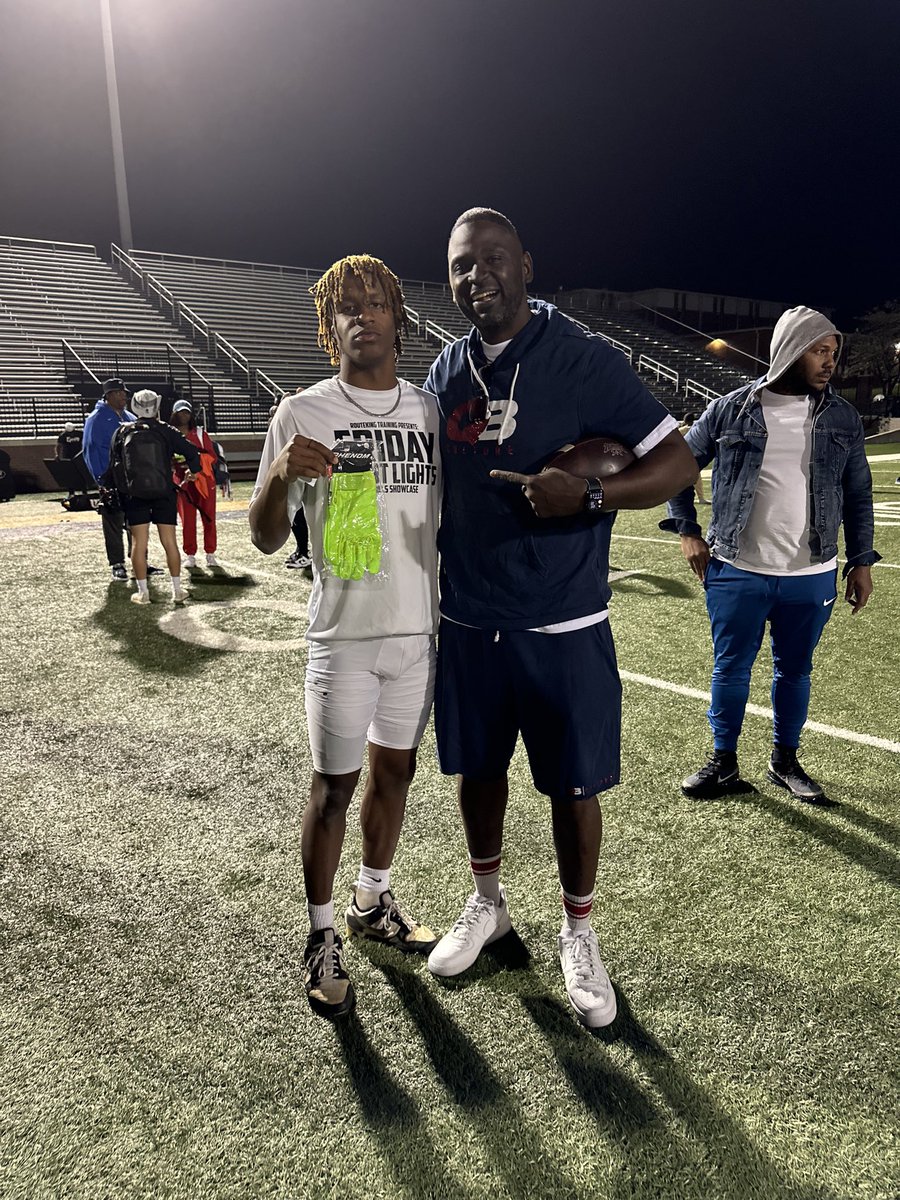 Blessed to win Best receiver award @routeking_1 camp!🙏🏾 Thankful for the platform to showcase what I can do!! @BHoward_11 @TEwracademy @BALLERSCHOICE1 @dreco15 @CoachBanks2008 @SAMIEPARKER