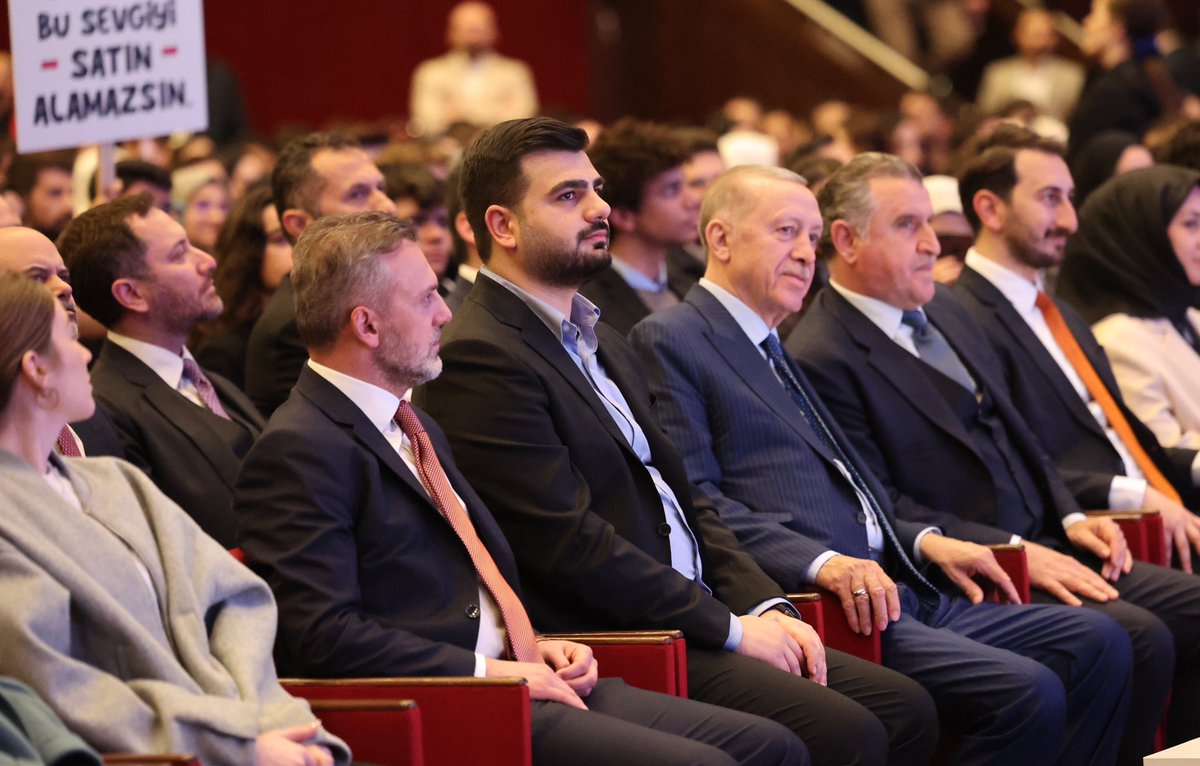 Gençlik Aşkıyla Yeniden ‘İstanbul’⚡️ Gençlik Aşkıyla programlarımızın finalini; on binlerce Recep Tayyip Erdoğan sevdalısı AK Genç ile İstanbul’umuzun ev sahipliğinde 80 ilimizde eş zamanlı çevrimiçi bağlantıyla gerçekleştirdik. Liderimizden aldığımız güçle tüm gençlik