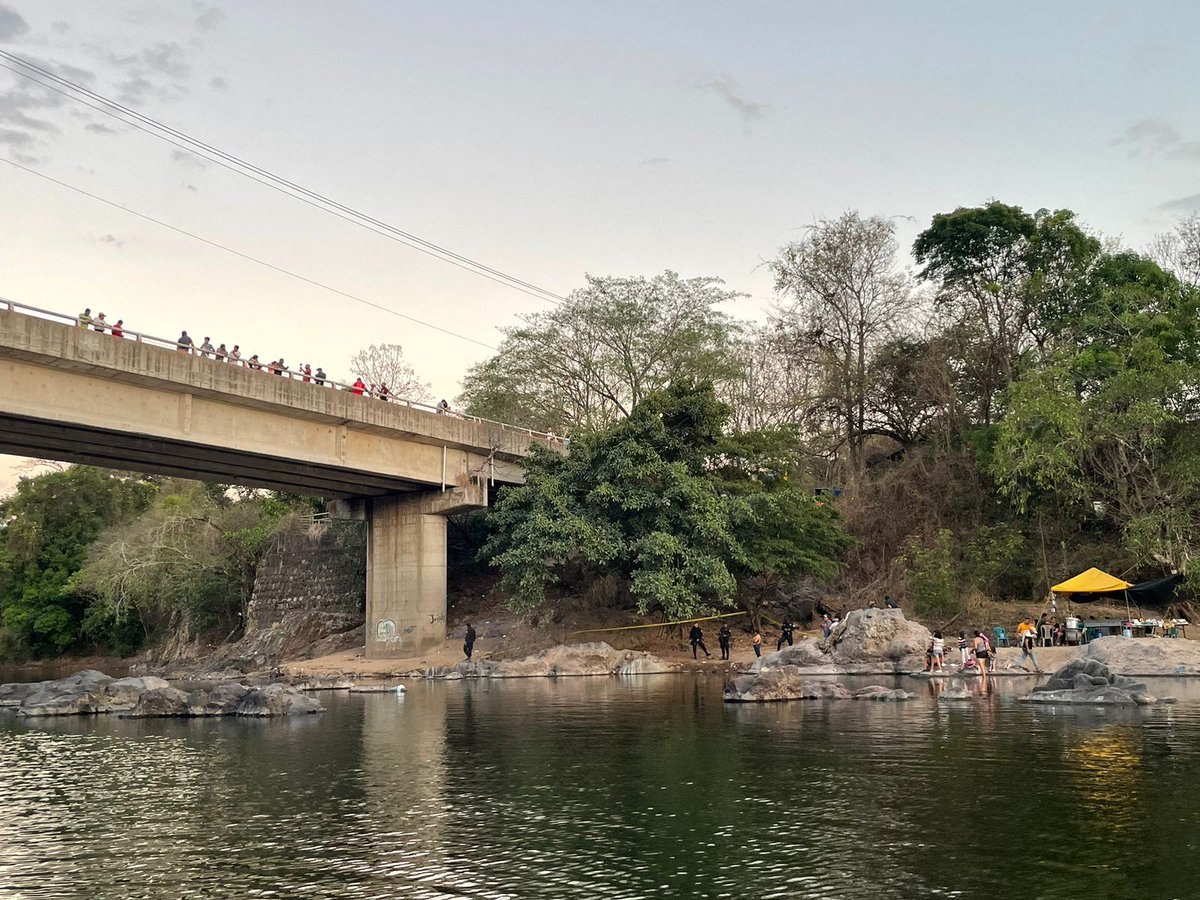 #AlertaSV | Una persona murió ahogada esta tarde en el Río Torola, bajo el puente en la carretera hacia Perquín en Morazán 🚨