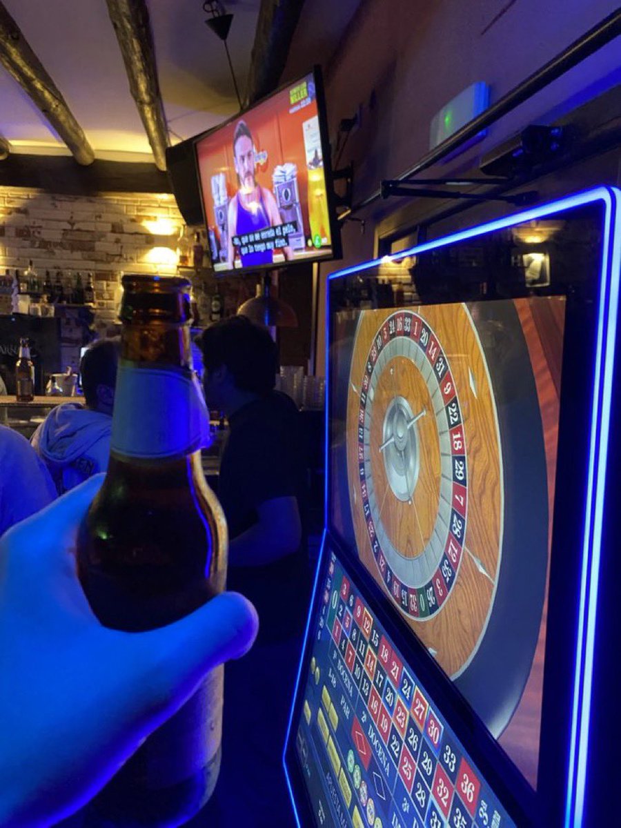 si algun dia me preguntan que es la felicidad les voy a enseñar esta foto, alcohol, ludopatia y la que se avecina, seguimos con el viernes familia que hoy acabo por los suelos