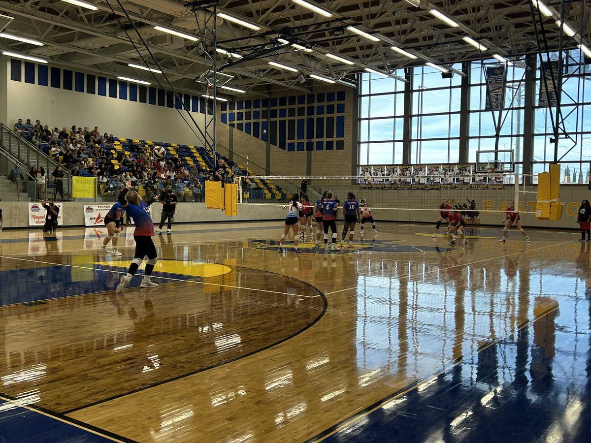 It was great to see our setter Mia and libero Johanna play one last time at the @GreaterEl Such a great event for senior student athletes. Thank you to the association for putting this together.