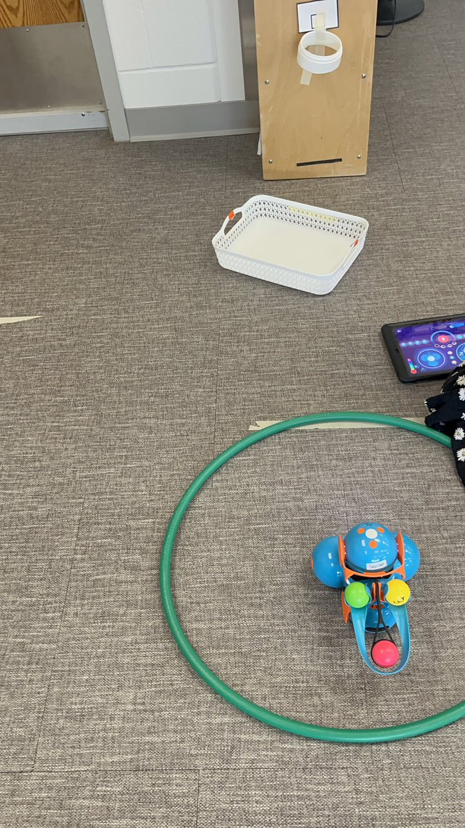 LoveSTEAMDream's tweet photo. March Madness with our Dash Robots! @WonderWorkshop #MaizeFamily #266Success https://t.co/qr9Dse7dhU