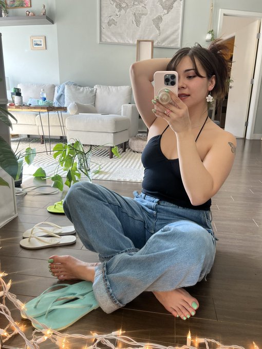 Baggy jeans &amp; cute toes 🩵 https://t.co/GhUkmIS564