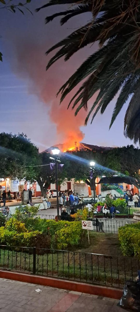 michangoonga's tweet photo. #Michoacán Pobladores de Acuitzio del Canje reportan fuerte incendio forestal en Cerro de la Cruz,  piden apoyo a brigadistas y bomberos😥🔴 https://t.co/qUnXUFK4jn