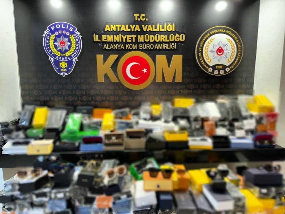 Antalya’da Kaçakçılık Operasyonu : 17 Şahıs Yakalandı 

instagram.com/p/C5HwAhTt8BF/…