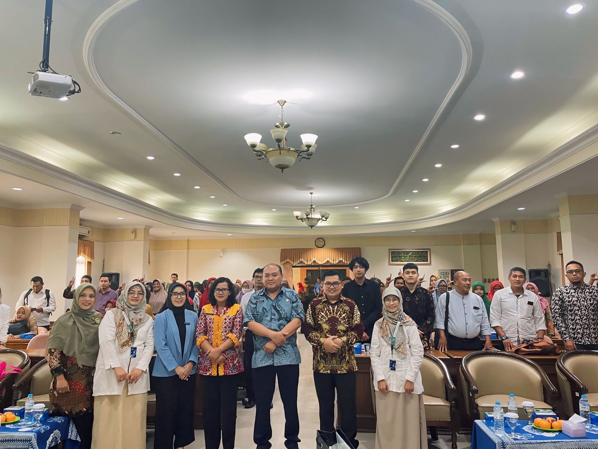 neyrhiza's tweet photo. Memberikan materi mengenai strategi peningkatan literasi generasi Z dan Alpha bersama para pustakawan Jawa Tengah. #penggiatliterasi https://t.co/d1ax12IPE2