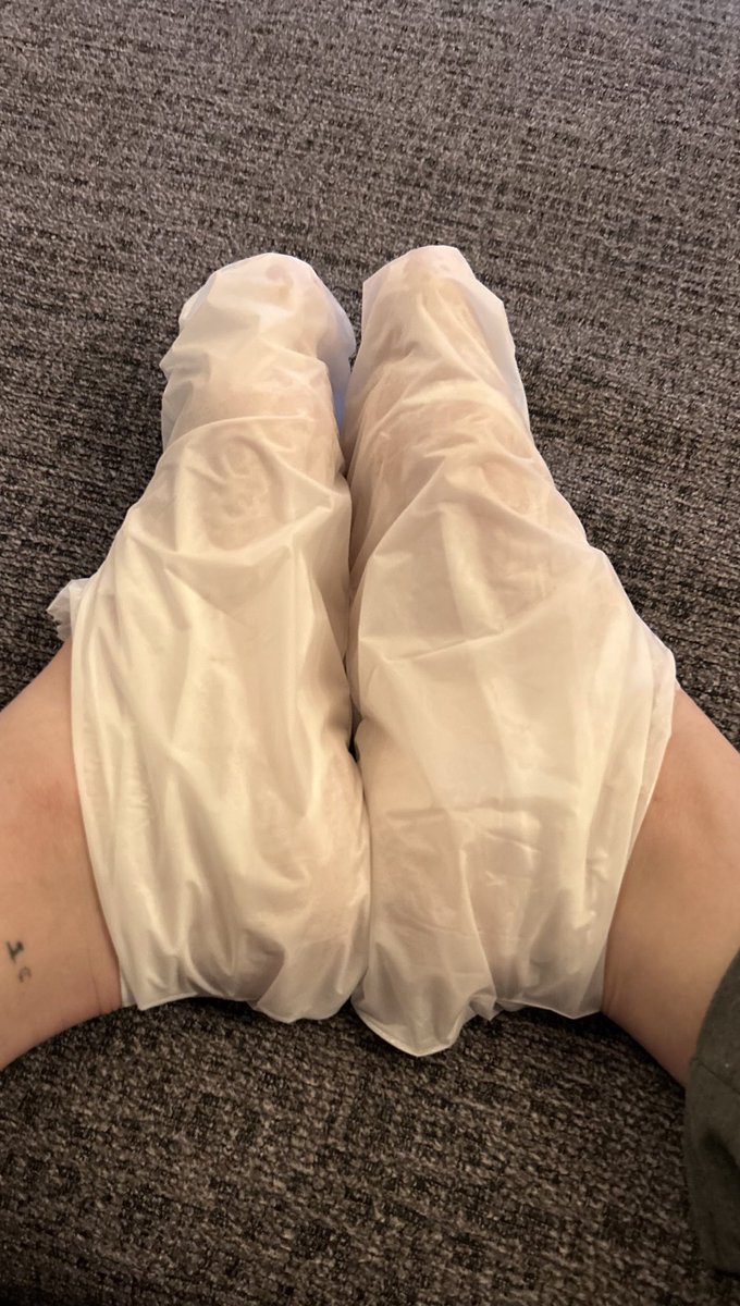 l_elaria's tweet photo. Foot mask time 😌
Keeping my feet pampered, after kicking the shit out of some pathetic balls. 
•
• goddess findom feetslut footworship ballbusting kink humiliation payslut paypig cashcow spoiledbrat https://t.co/7fPBmC6BFr