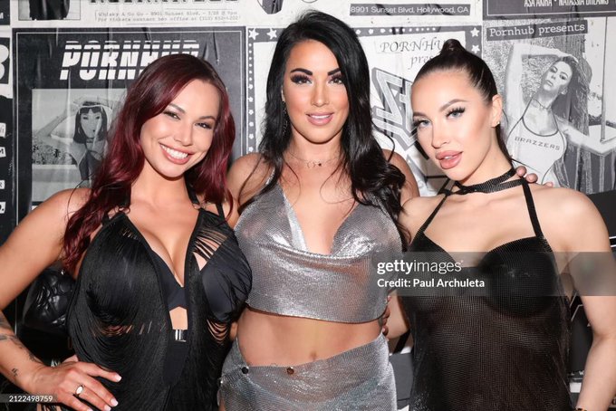 3 pic. ?? @Pornhub awards last night with @courtneyltillia and @KittyBaby_Cam https://t.co/asbbX0RZy