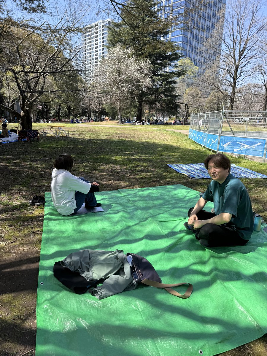 ぷれいす東京のお花見🌸 場所取り中です。 早めに来ても大丈夫ですよ👌 遊びに来てください。 ptokyo.org/news/16650